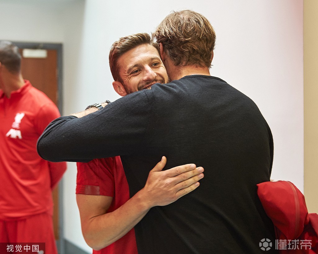 包含利物浦球迷自发举办比赛观影会,情侣共赴的词条 包含利物浦球迷自发举办比赛观影会,情侣共赴的词条